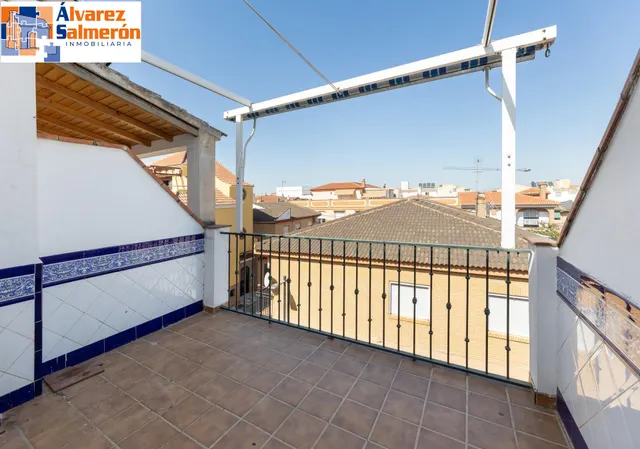 Vive en el corazón de Armilla: 4 dormitorios, patio, terraza y garaje — 23