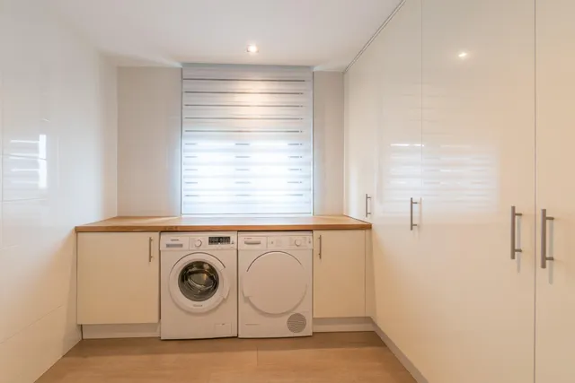 ¡Descubre el hogar de tus sueños en este espectacular chalet independiente! — 48