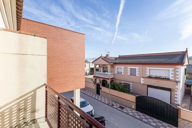 Amplia casa de 182 m2 con patio, gran sótano y a menos de 5 minutos del metro — 17