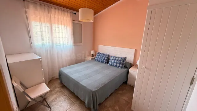 SE ALQUILA CHALET EN LA DROVA