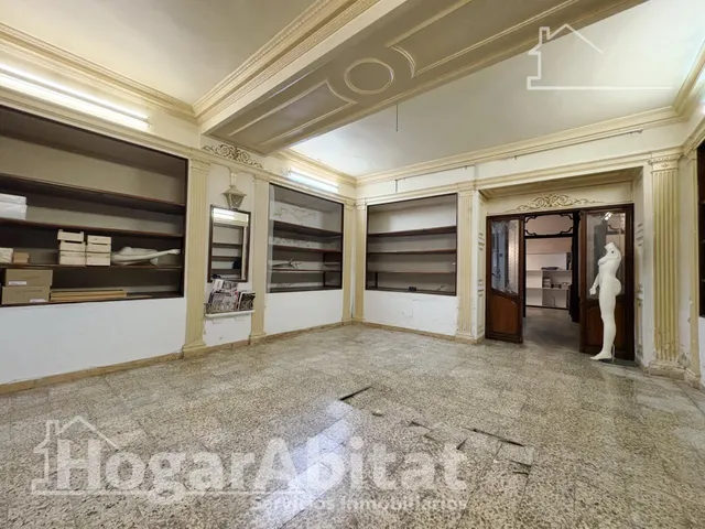 Espaciosa casa con local comercial y garaje en el centro — 18