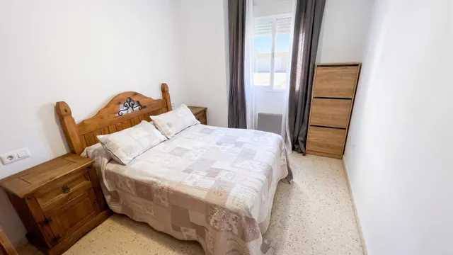 PISO VPO en PLANTA BAJA con PATIO y plaza de GARAJE en la CTRA. de MEDINA. — 18
