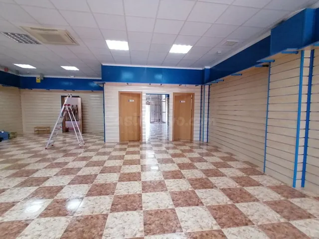 LOCAL COMERCIAL CONSTRUIDO EN NAVE DE 540 METROS CON LICENCI - foto 3