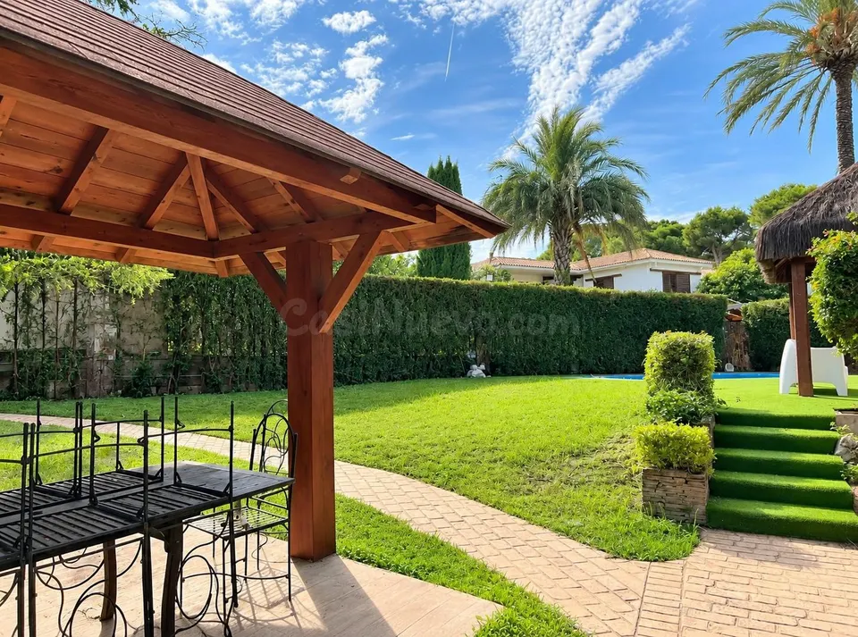 Chalet independiente con piscina privada y 6 dormitorios en La Cañada