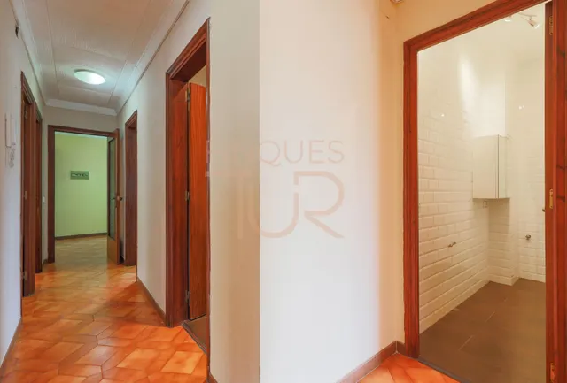 VENTA de AMPLIO en BREDA:  4 DORMITORIOS, MUY LUMINOSO y JUNTO al CENTRO DE BREDA — 25