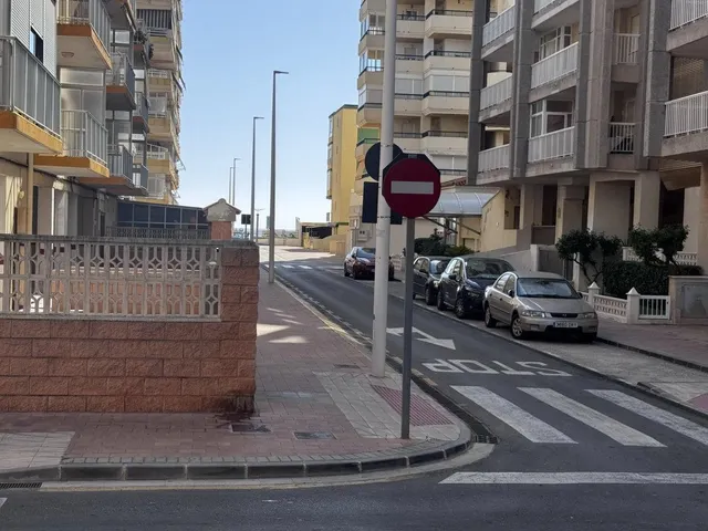 APARTAMENTO A ESCASOS METROS DEL MAR, CON PISCINA. — 23