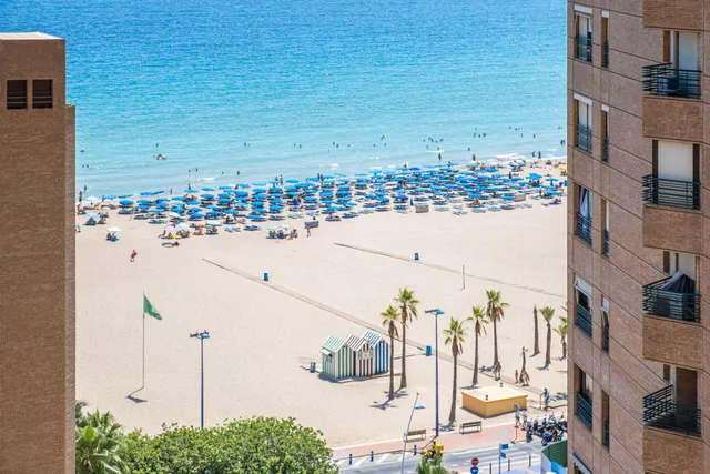 Ático en segunda línea de playa Poniente con vistas panorámicas al mar, a la playa y a la ciudad. — 29