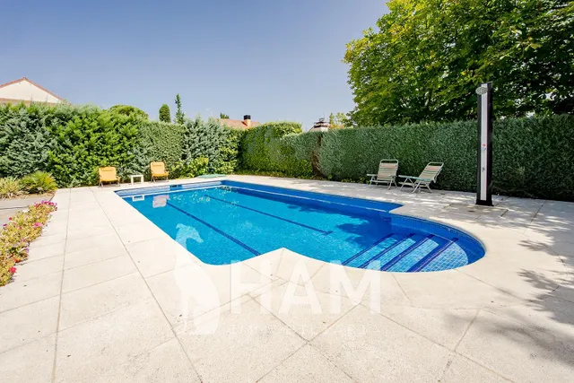 Casa en una planta con pabellón de invitados, piscina y garaje – Parcela 1.180 m2 — 13