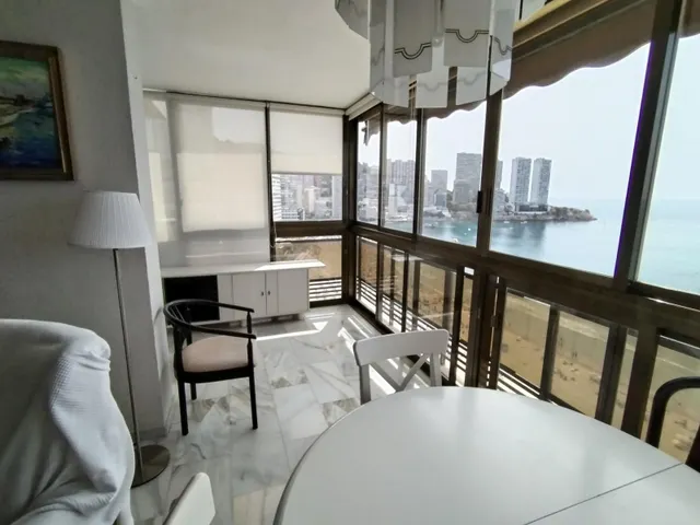 Apartamento de esquina con 2 dormitorios y terraza acristlada en 1 Linea playa Levante. — 8