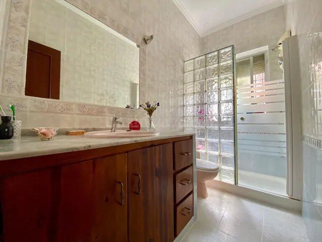 Vivienda amplia con patio-jardín, 5 habitaciones y trastero — 8