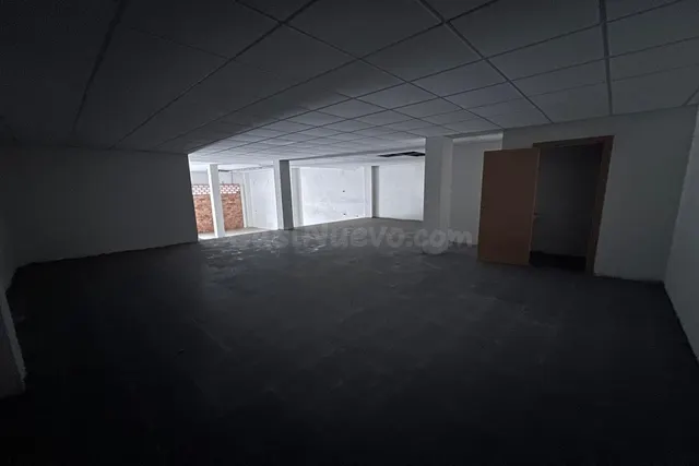 Local comercial diáfano de 140 m2 en una ubicación estratégi - foto 4
