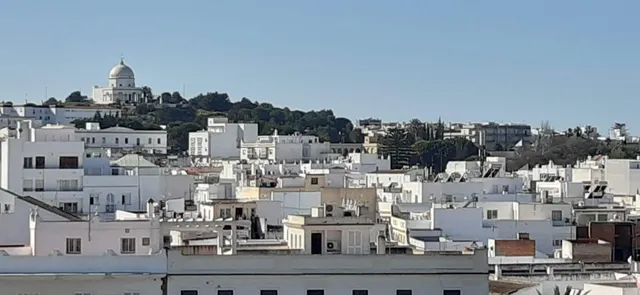 Edificio de tres plantas y local comercial en el centro de Chiclana — 2