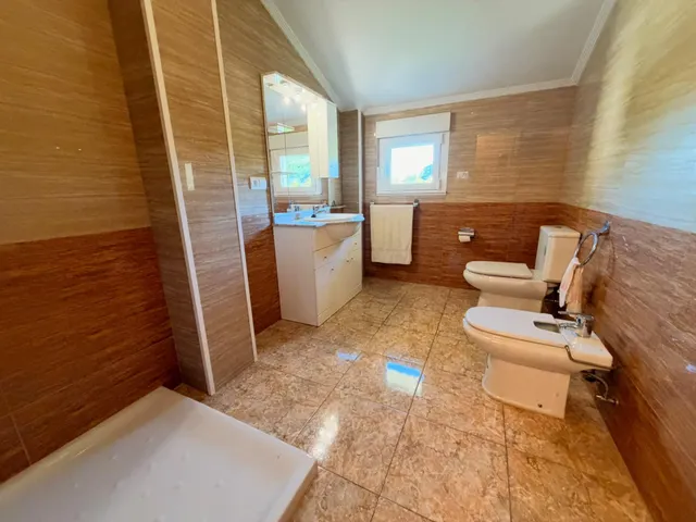 VENTA: Amplio Chalet en la Exclusiva Zona de Compostilla. — 15