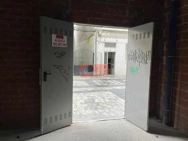 SE ALQUILA LOCAL COMERCIAL EN OBRA EN EDIFICIO DE NUEVA CONSTRUCCIÓN EN AVD. CORUÑA — 14