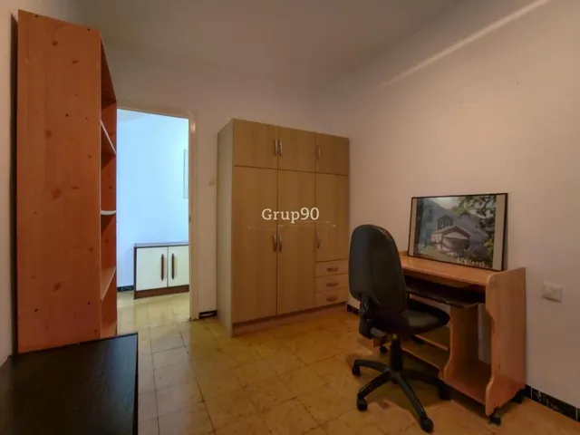 Piso económico con balcón en Plaza del Treball (Lleida) — 27