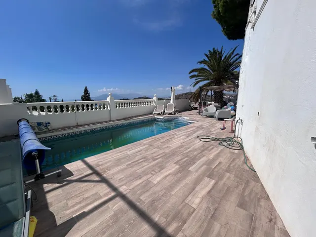 Casa adosada en esquina con piscina privada, jardín y vistas a la Bahía de Málaga — 29