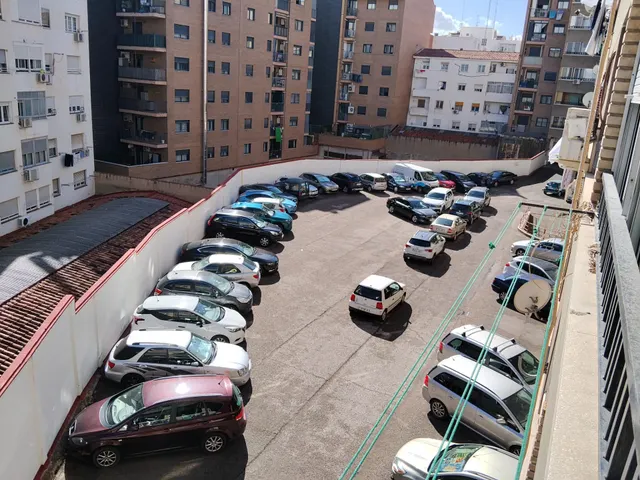 Piso de 77 m2 útiles. Distribuidos en tres dormitorios, salón, cocina, baño y zona de aparcamiento en la parte interior de la urbanización — 23