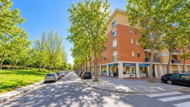 Excelente piso de 4 habitaciones con terraza, plaza de garaj - foto 2
