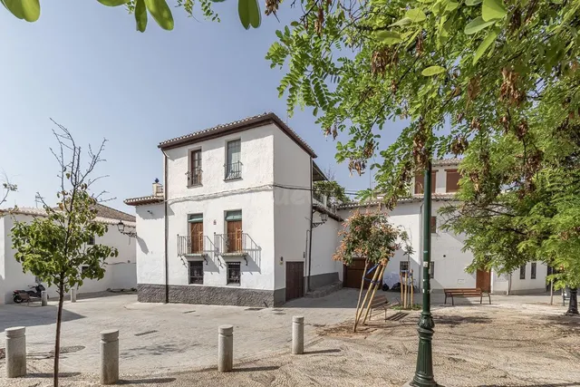 Gran casa histórica con patio central, terrazas y cochera en