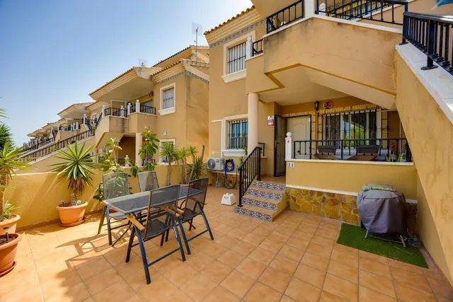 Bungalow de dos dormitorios y piscina comunitaria en Orihuela Costa — 11