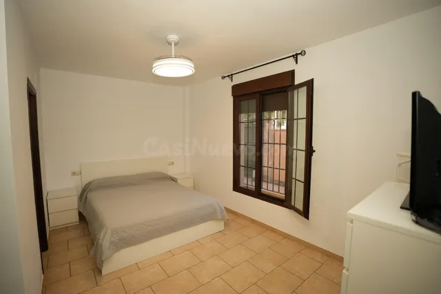 Chalet con 2 viviendas con local en Campo Alegre - foto 4