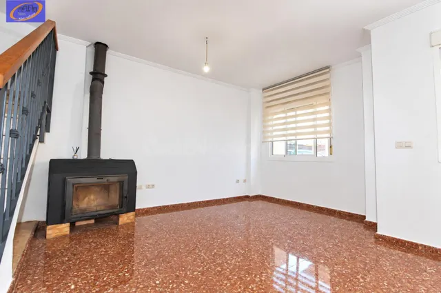 ADOSADO INCREÍBLE CON TERRAZA PARA ENTRAR A VIVIR EN GODELLE - foto 5