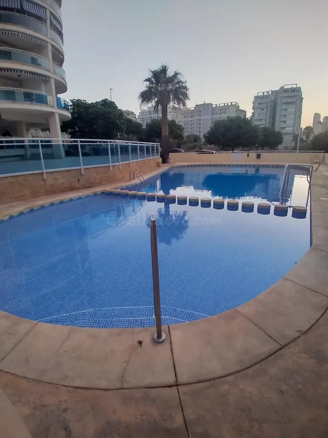 ¡OPORTUNIDAD! APARTAMENTO DE 2 DORMITORIOS Y 2 BAÑOS CON GRAN TERRAZA, BALCÓN Y PISCINA CERCA DEL MAR — 2