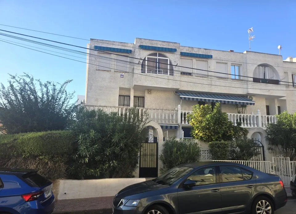 Dúplex adosado, 2 dormitorios, 1 baño, piscina comunitaria, cerca de la Avda. de las Habaneras, a unos 10/15 min. a pie de la playa del Cura