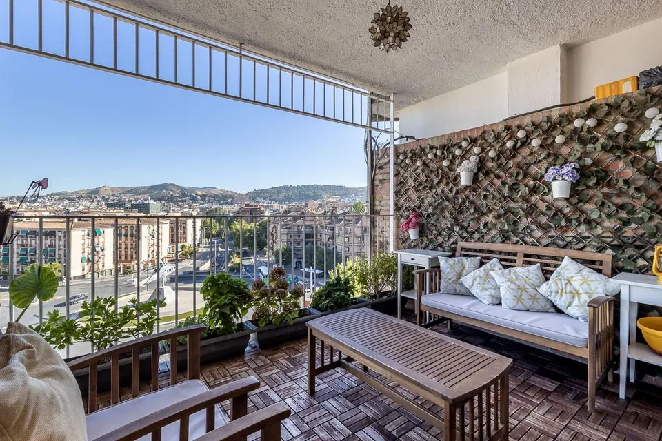 PISO REFORMADO CON VISTAS PANORÁMICAS A UN PASO DEL CENTRO DE GRANADA