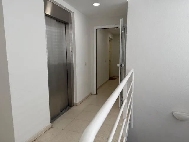 Luminoso piso de 3 dormitorios con piscina, garaje y trastero en el centro de Villanueva del Pardillo — 30