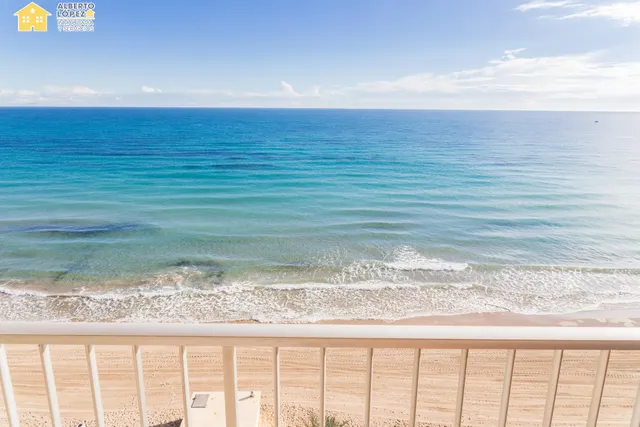Apartamento en venta en primera línea de playa en Los Arenales del Sol, la propiedad está afectada por la Ley de Costas — 48