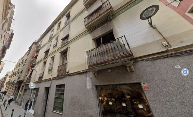 SE VENDE LOCAL OKUPADO EN Calle Mila Fontanals 28 de SANTA C - foto 2