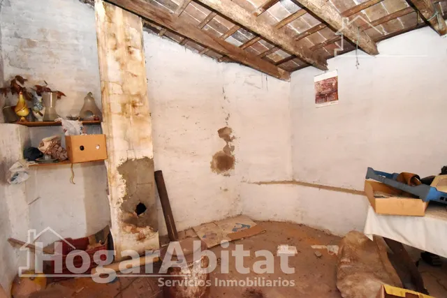 Espaciosa casa con local comercial, dos terrazas y balcón — 40