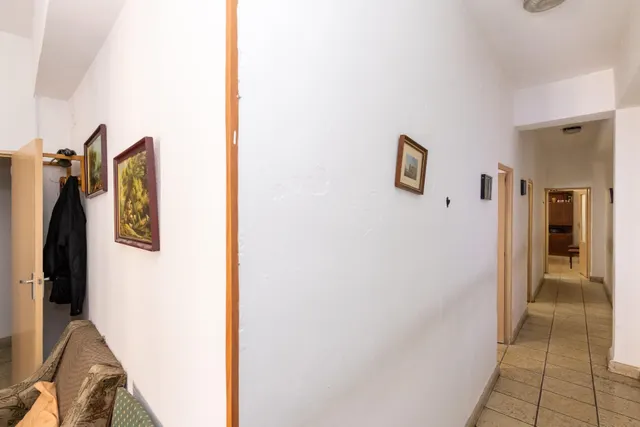 Piso para reformar junto a Plaza Einstein – 3 dormitorios y vistas despejadas — 8
