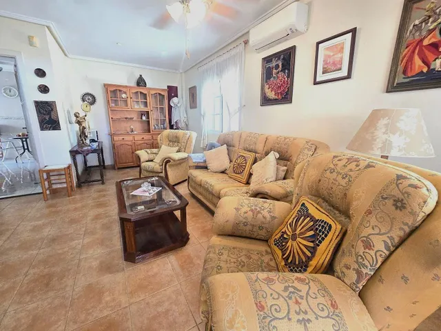 Amplia villa (aprox. 98 m2 + terrazas y garaje) con 3 dormitorios, 2 baños y gran piscina comunitaria. Cerca de colegios y comercios, y a solo 1,5 km de las playas de Punta Prima. — 13