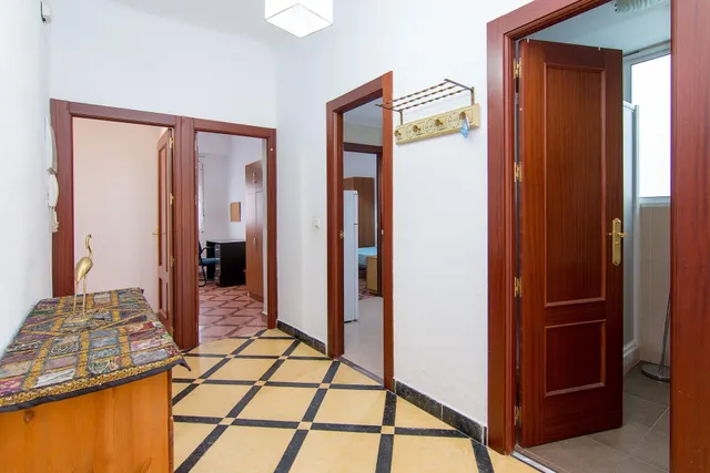 Por debajo de la Plaza Trinidad, a un paso de Facultad de Traductores, Derecho, Escuela de Arte y Oficios. Actualmente 6 estancias(incluido el salón). un cuarto de baño, un aseo, cocina. Techos Alto — 13