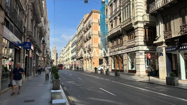 Local comercial en Calle de la Paz | 180 m2 y 3 huecos de fa - foto 2