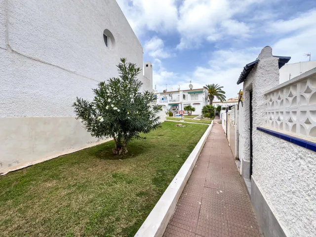 Encantador adosado de 2 plantas en Nueva Torrevieja — 2 dormitorios, 2 baños, gran patio y piscina comunitaria — 39