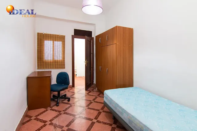 Por debajo de la Plaza Trinidad, a un paso de Facultad de Traductores, Derecho, Escuela de Arte y Oficios. Actualmente 6 estancias(incluido el salón). un cuarto de baño, un aseo, cocina. Techos Alto — 24