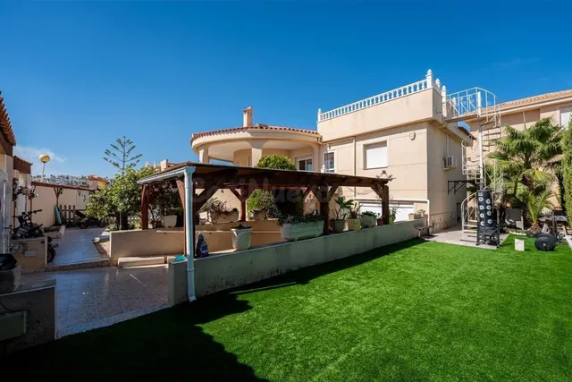 Villa unifamiliar de 5 dormitorios en Ciudad Quesada - foto 2