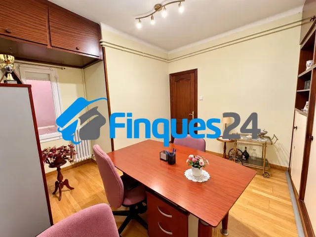 Amplio piso de 4 habitaciones en el centro de Manresa — 24