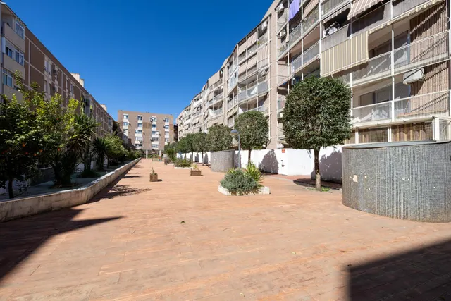 Planta baja con terraza privada, 3 dormitorios, 2 baños y garaje — 24