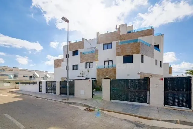 ADOSADO DE 3 DORMITORIOS Y 3 BAÑOS EN ORIHUELA COSTA (LAS FILIPINAS) — 39