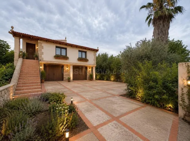 Finca con casa para terminar y nave en Jesús
