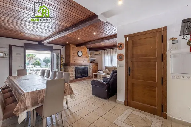Chalet independiente con pozo propio y placas solares — 23