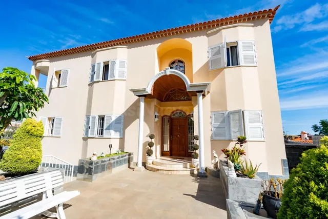 Magnífico Chalet Independiente en Venta en Calle Emeterio Pa