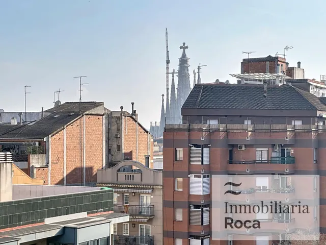 B3 - Apartamento 4 habitaciones en Carrer Industria