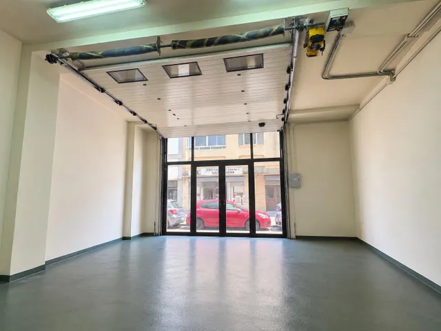 Local comercial en Schamann con escaparate, zona de exposición y amplio almacén — 9