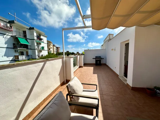Ático dúplex reformado con amplia terraza en la zona de El Calvario, Torremolinos — 25