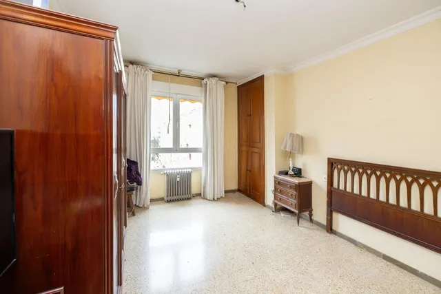Camino de Ronda. Piso en planta alta con 5 dormitorios, garaje y trastero, calefacción central. — 27